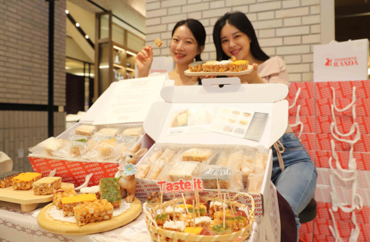 모델들이 서울 중구 신세계백화점 본점에서 '영월오란다'를 소개하고 있다. 신세계백화점 제공